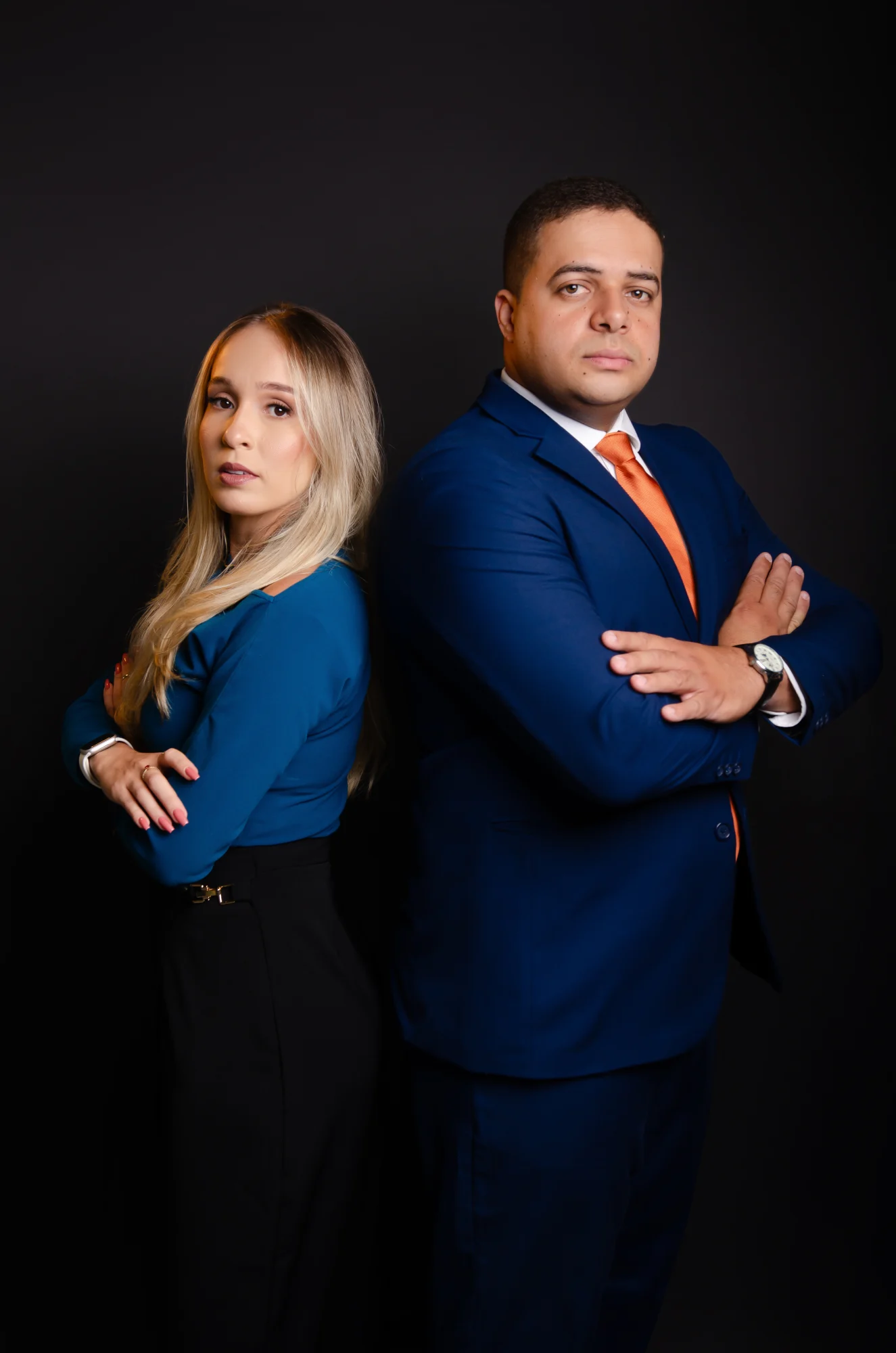 Os dois profissionais do escritório Carlos & Santos em pé, lado a lado